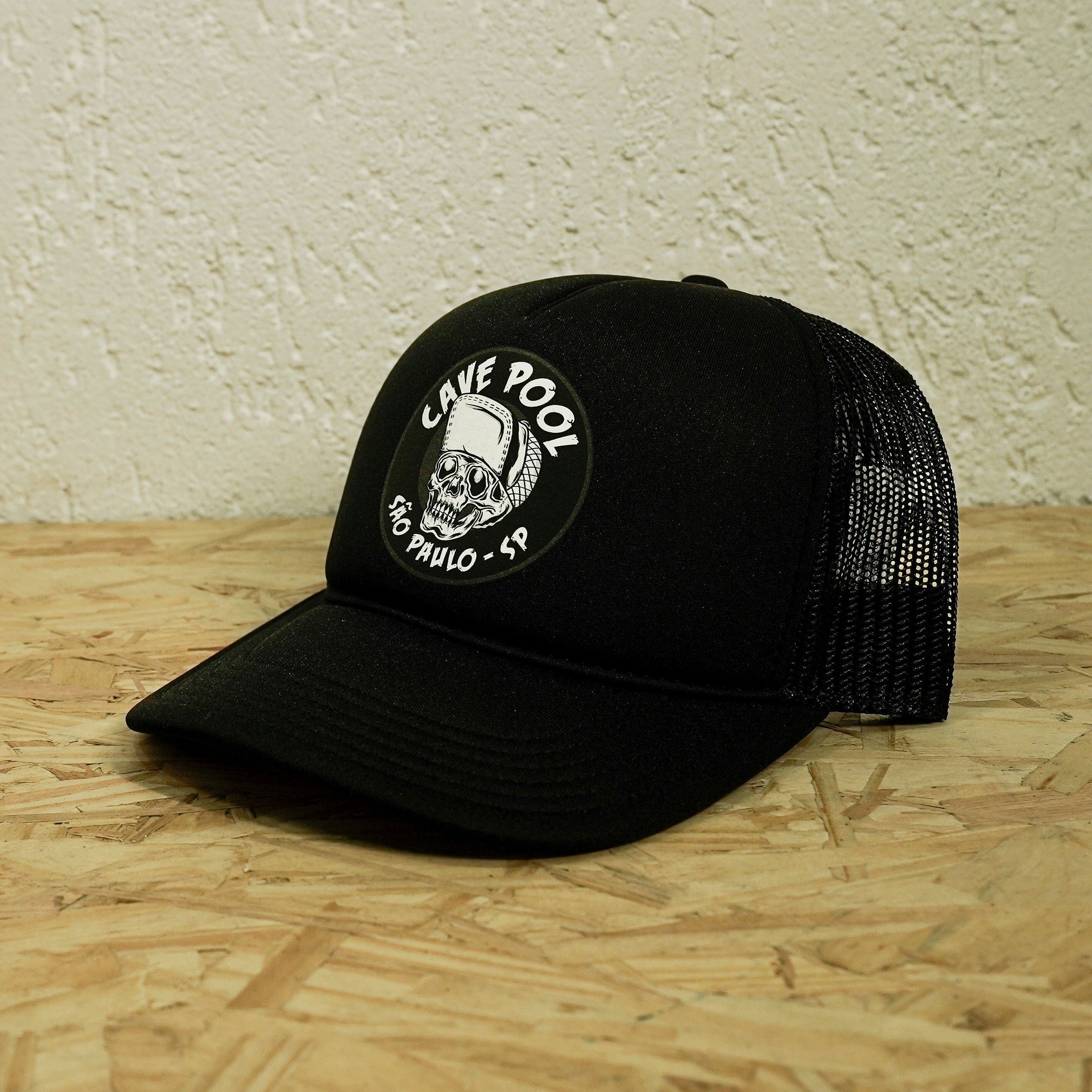 BONÉ TRUCKER CAVEPOOL LOGO SKULL