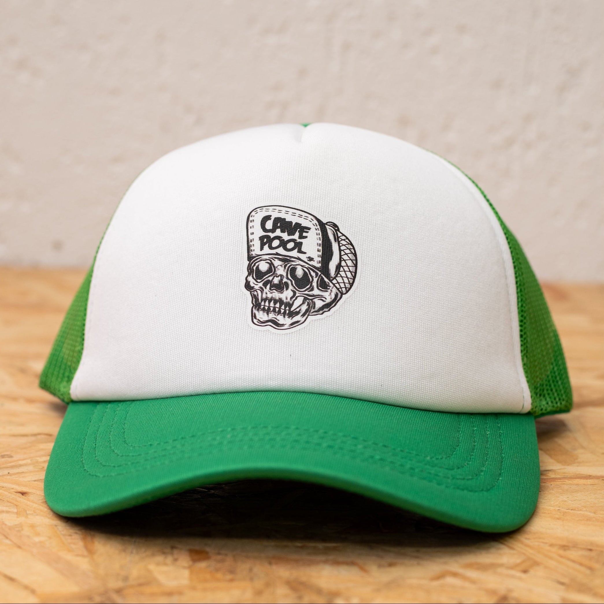 BONÉ TRUCKER CAVEPOOL LOGO SKULL